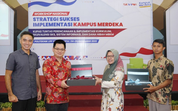 Penyerahan Hadiah Laptop oleh Wikan Sakarinto saat Seminar, kepada Pemenang Kompetisi SEVIMA