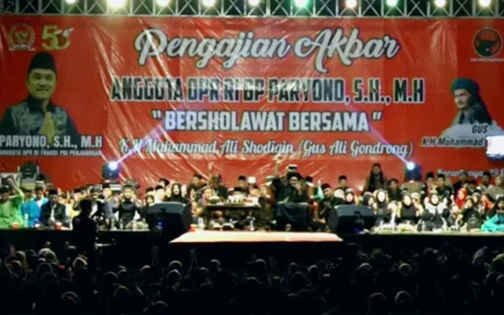 Pengajian Akbar dan Sholawat bersama Gus Ali Gondrong, yang digelar Anggota DPR RI Paryono, di Lapangan Harjosari, Bejen, Kabupaten Karanganyar, Jumat (29/12/2022) malam.
