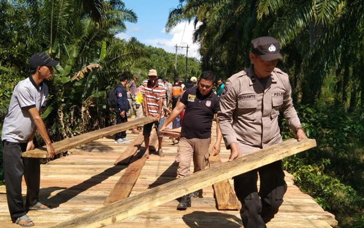 Kapolsek Pino Raya Bersama Warga Perbaiki Jembatan Rusak