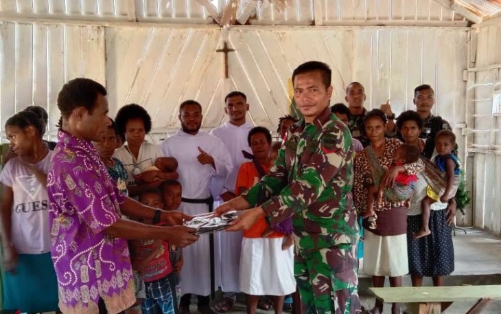  Satgas Yonif 126/KC saat Bagikan Pakaian Kepada Warga Perbatasan