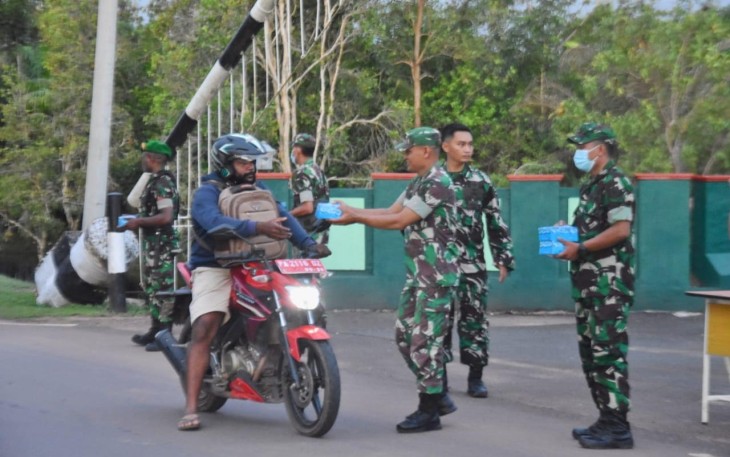 Korem 174/ATW Merauke Bagikan Takjil Kepada Para Pengguna Jalan
