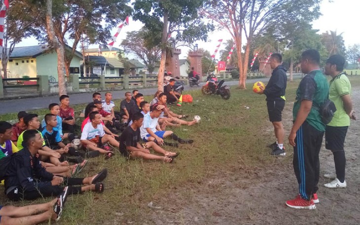 Dandim saat Berikan Motivasi Kepada Tim Hidayatul Insan Football Club 