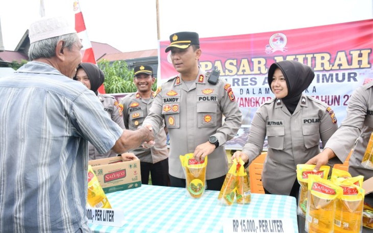 Kapolres Aceh Timur Polda Aceh AKBP Mahmun Hari Sandy Sinurat, S.I.K. didampingi Kabaglog AKP Kawit dan Kapolsek Julok Iptu Mustafa, S.H. saat operasi pasar murah