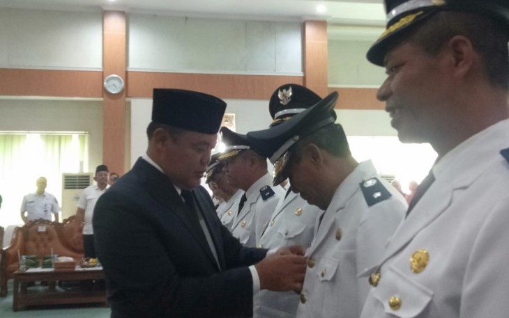  Bupati Karanganyar Juliyatmono melantik Kepala Desa terpilih hasil Pilkades Serentak Gelombang Pertama 2022, di Aula Kantor DPUPR Karanganyar, pada Rabu (28/12/2022).