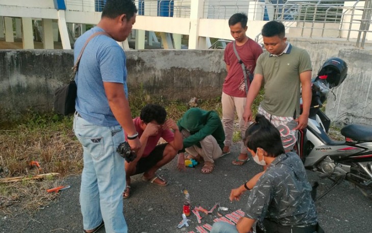Polisi saat gerebek 2 pemuda yang sedang menyalahgunakan obat Samcodine, Selasa (22/11). 
