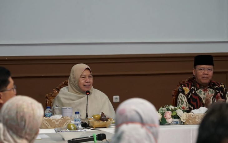 Gubernur Rohidin Mersyah saat menerima lawatan Menteri Perusahaan Perladangan dan Komoditi Malaysia YB Datuk Hajah Zuraida Kamaruddin di Balai Raya Semarak, Sabtu (16/7).