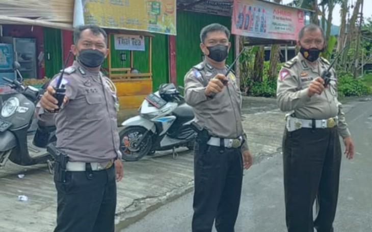 Petugas saat melakukan pengamanan