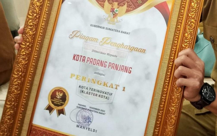 Piagam Penghargaan diberikan kepada Kota Padang Panjang sebagai peringkat 1 kota terinovatif klaster kota.