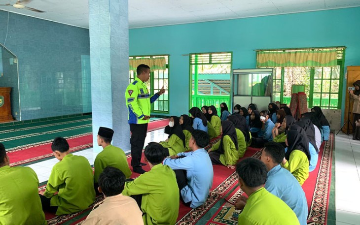 Anggota Sat Lantas Polres Benteng saat Gelar Sosialisasi di SMA Negeri 03 Bengkulu Tengah, Jumat (04/11) yang lalu. 
