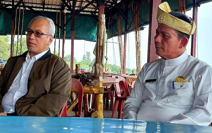 Gubernur Kepulauan Riau H. Ansar Ahmad (kanan) saat tinjau Kawasan Ekonomi Khusus.