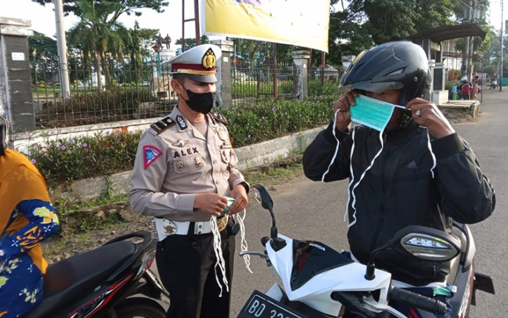 Polres Kepahiang Bagikan Masker ke Pengendara