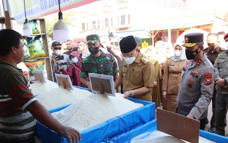 Kapolda Bersama Kapolda Bengkulu saat Tinjau Ketersediaan Sembako di Pasar Panorama. Selasa (05/04/2022).