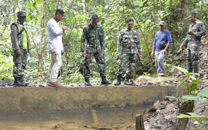 Kasdim 0906/Kutai Kartanegara saat Tinjau Lokasi Air Bersih Desa Long Anai