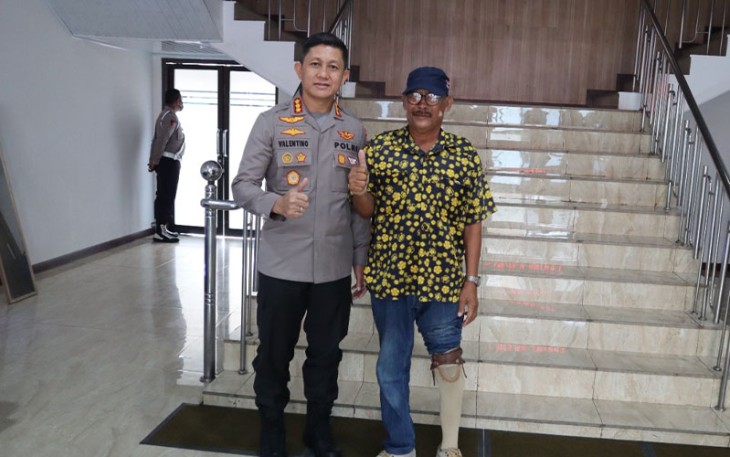 Kapolrestabes Medan saat Bantu Penyandang Disabilitas