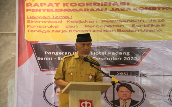 Gubernur Sumatra Barat Mahyeldi saat membuka Rapat Koordinasi Sinkronisasi Kebijakan Pelaksanaan Jasa Konstruksi dan Percepatan Sertifikasi Tenaga Kerja Konstruksi dan Badan Usaha di Pangeran Beach Hotel.