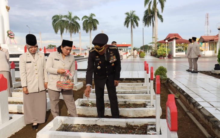 Karo SDM Polda Bengkulu Kombes Pol Drs Anthony Agustinus Koylal, S.IK, SH., saat tabur bunga di Taman Makam Pahlawan (TMP) Balai Buntar Kota Bengkulu. 