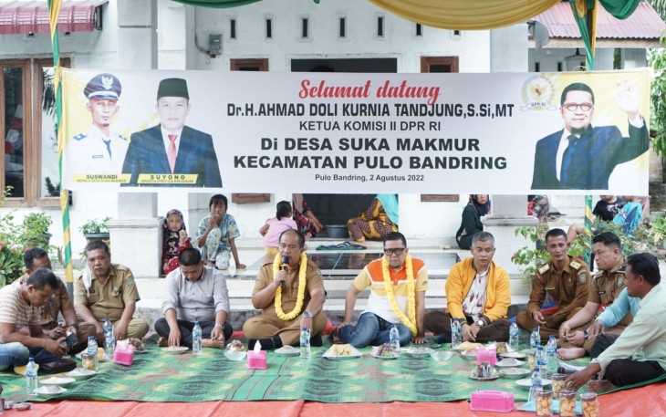 Wabup Asahan saat Dampingi Ketua Komisi II DPR RI silaturrahmi dengan Masyarakat Desa Suka Makmur Kecamatan Pulo Bandring