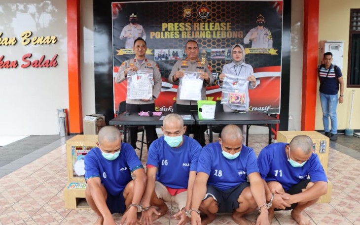 Kapolres Rejang Lebong Polda Bengkulu AKBP Tonny Kurniawan, S.IK., saat memimpin langsung kegiatan press release dengan menghadirkan terduga pelaku, kemarin Kamis (17/11).