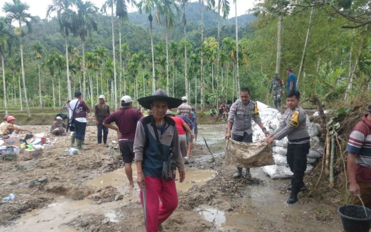 Warga Lebong bersama Unsur Pemerintah dan TNI/POLRI saat gotong royong Perbaiki Tanggul Pasca Banjir