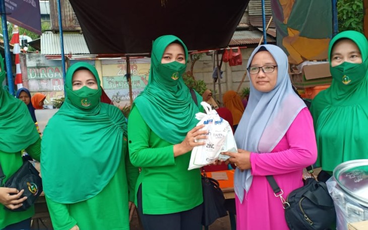 Ketua Persit KCK Cabang XIX Kodim 0505/JT saat Berikan Bantuan Korban Kebakaran