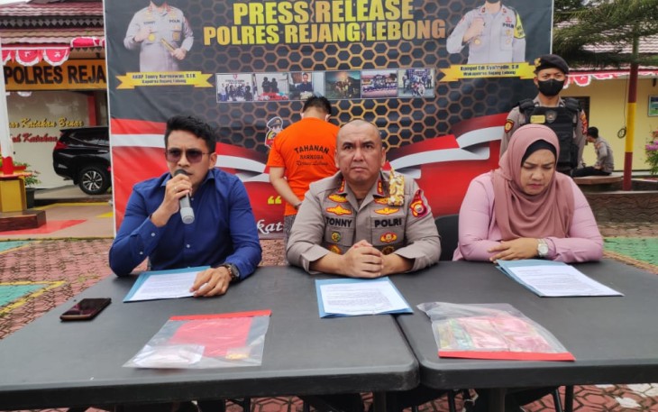 Kapolres Rejang Lebong Polda Bengkulu AKBP Tonny Kurniawan didampingi Kasatres Narkoba Iptu C. P. Tuhuteru S.Tr.K saat memberikan keterangan kepada wartawan di Mapolres, Rabu (3/8/2022) kemarin.