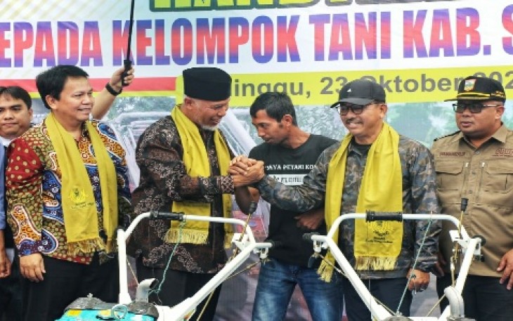 Gubernur Sumatra Barat Mahyeldi menyerahkan bantuan Petani Kopi serta Peresmian Rumah Produksi Kopi, Maslamah PTL Coffee bersama Bank Syariah Indonesia di Wonorejo, Nagari Lubuk Gadang, Kabupaten Solok Selatan.