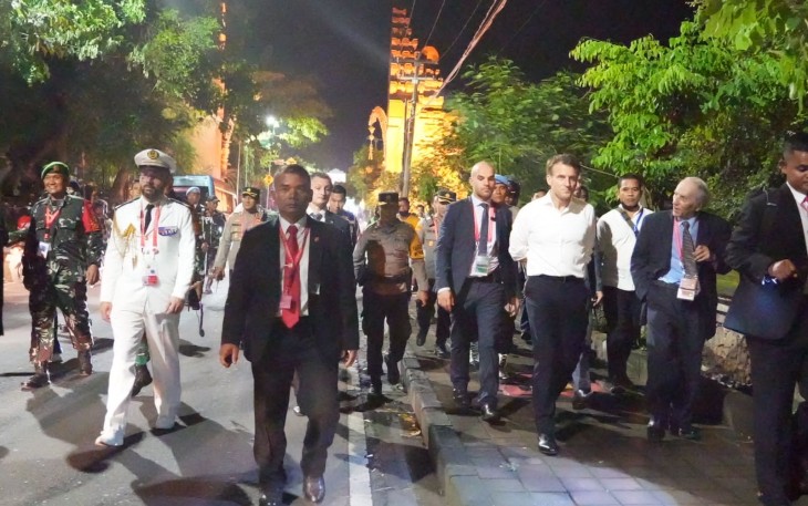 Kapolda Bali saat Terjun Langsung Kawal Pengamanan Presiden Prancis yang Jalan Kaki 2 Kilometer 