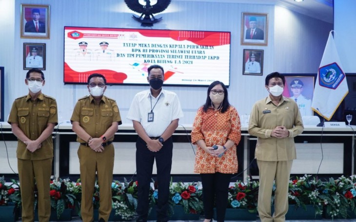 Walikota Bitung Maurits Mantiri bersama wakil walikota Bitung saat foto bersama tim BPK RI Perwakilan Sulut.