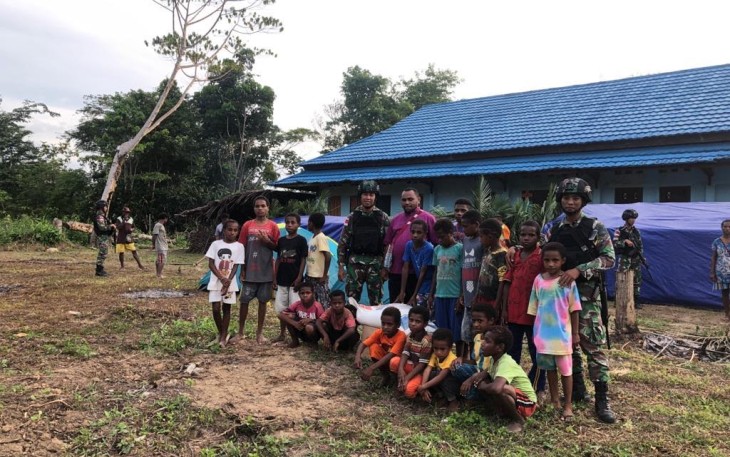 Satgas Yonif 126/KC saat Berikan Bantuan Sembako Kepada Warga Perbatasan Papua