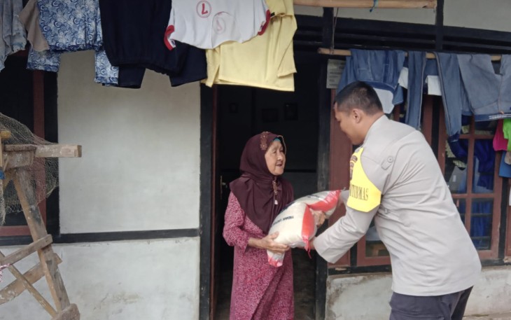 Polsek Pagar Jati saat Beri Sembako ke Warga Tak Mampu