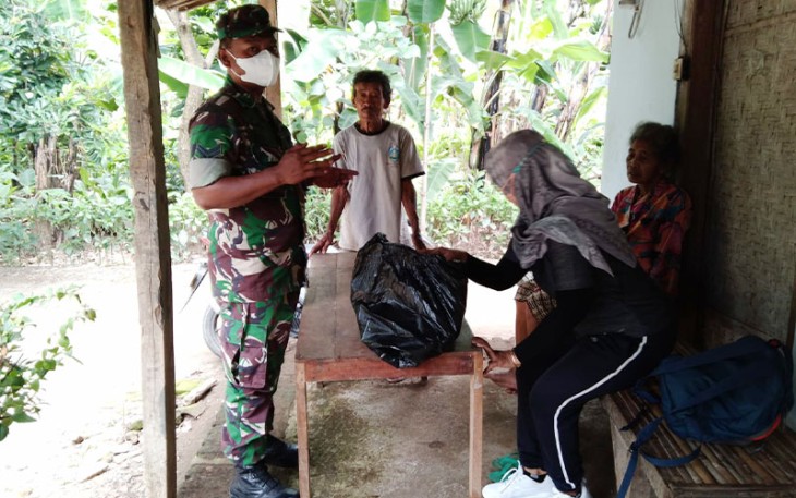 Babinsa Kodim 0802/Ponorogo saat Jalin Silaturahmi Dengan Warga di Desa Binaan