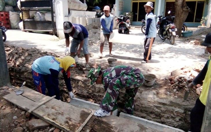 Babinsa dan Warga saat Bangun Drainasie di Desa Purworejo