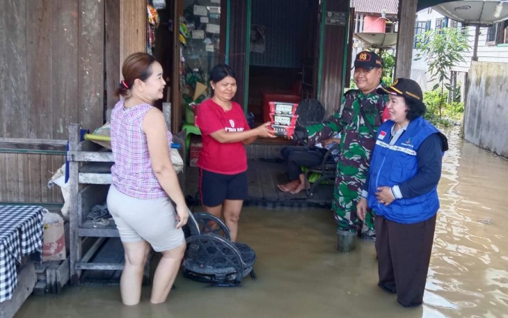 Personel Kodim saat Bantu Warga Terdampak Banjir