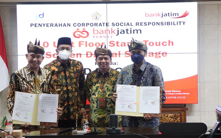 Penyerahan CSR di RSUD Sidoarjo secara simbolis dalam bentuk 10  unit Floor Stand Touch Screen Digital Signage oleh Direktur Komersial & Korporasi Bank Jatim, Edi Masrianto kepada Bupati Sidoarjo H. Ahmad Muhdlor Ali.