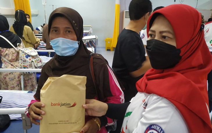 Penyerahkan bantuan pada dua korban meninggal dunia di Kelurahan Bareng, Kecamatan Klojen, Kota Malang Minggu (2/10) kemarin.