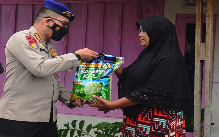 Polair Polda Bengkulu saat Salurkan Paket Sembako ke Masyarakat Pesisir