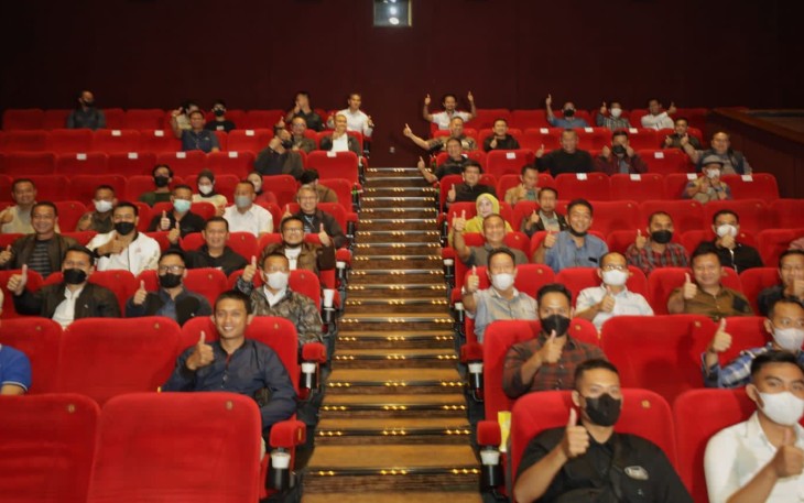 Kapolda Jatim beserta jajarannya saat nonton bareng film Sayap-sayap Patah disalah satu Bioskop di Surabaya, pada Senin (29/8/2022). 
