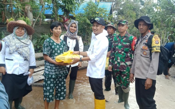 Danramil saat Dampingi Walikota Palangka Raya Bagikan Sembako Kepada Warga Terdampak Banjir 