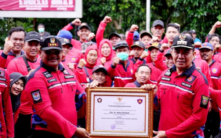 Foto bersama usai pengukuhan Relawan Damkar Kota Samarinda