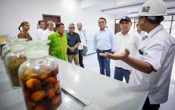 MenKopUKM Teten Maaduki saat di lokasi pabrik kelapa sawit, Deli Serdang, Sumatera Utara, Jumat (2/12).