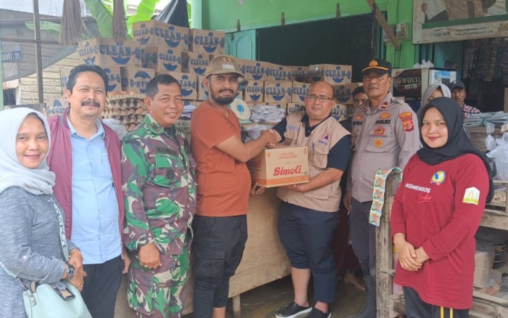 Medco E&P saat Salurkan Bantuan Tanggap Darurat untuk Korban Banjir di Indra Makmu