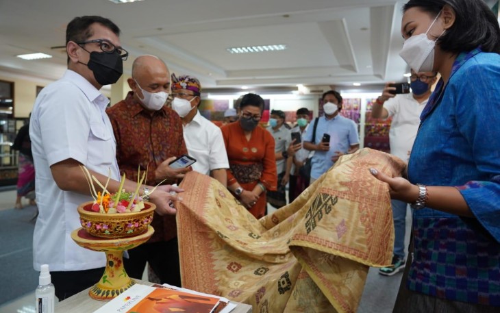 Menteri Koperasi dan UKM Teten Masduki saat kunjungan ke Art Center Bali, Denpasar, Bali, Kamis (24/03/2022).. 