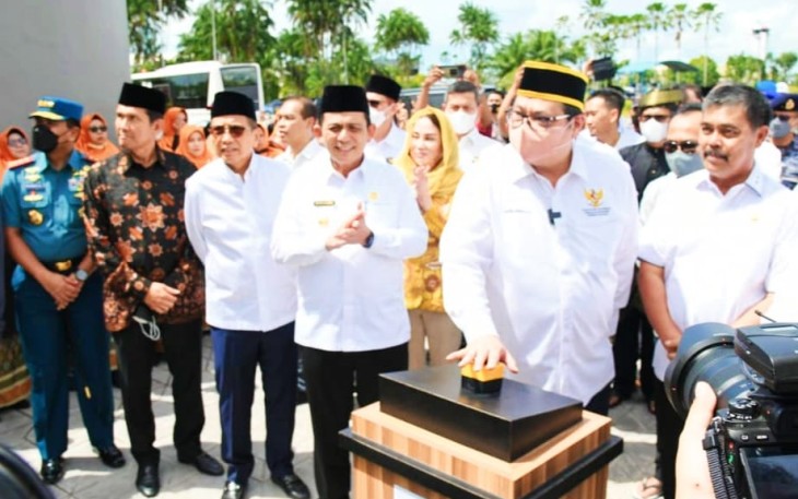Menko Airlangga saat meresmikan Masjid yang dibangun tepat di depan Bandara Hang Nadim Batam ini, Jum'at, (24/6). 
