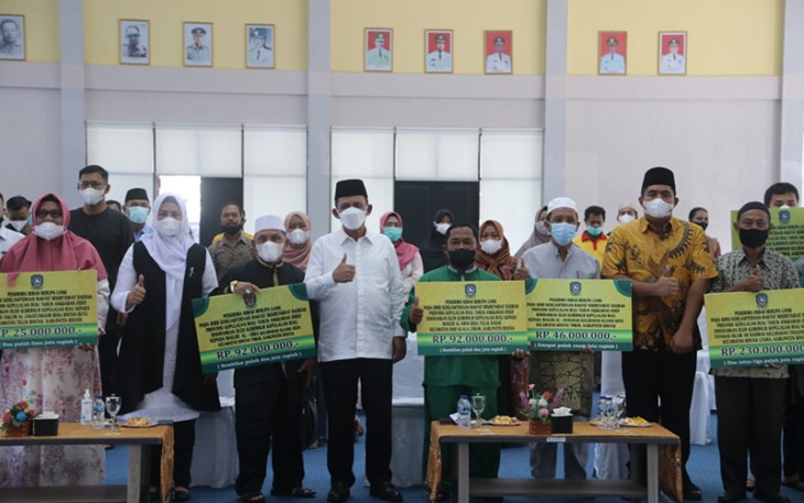 Penyerahan dana hibah secara simbolis Jum'at (11/03) di Aula Kantor Bupati Bintan.