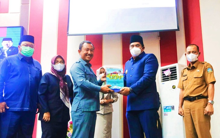 Penyerahan LKPJ 2021 oleh Pelaksana Tugas Bupati Bintan Roby Kurniawan S.P.W.K.