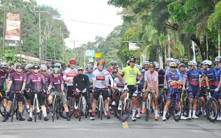 Ratusan pembalap sepeda dari puluhan negara saat mengikuti Tour de Bintan, Sabtu (15/10/2022).