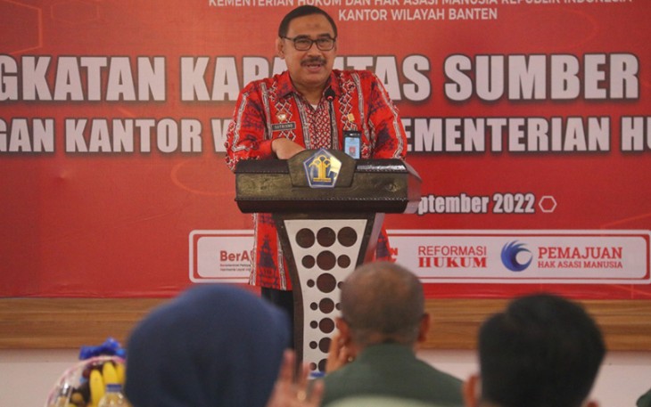 Kepala Biro Kepegawaian Kemenkumham RI, Sutrisno saat memberikan sambutannya dalam kegiatan Peningkatan Kapasitas Sumber Daya Manusia dan Penyerahan Hasil Uji Kompetensi di lingkungan Kanwil Kemenkumham Banten, Kamis (15/09/2022).