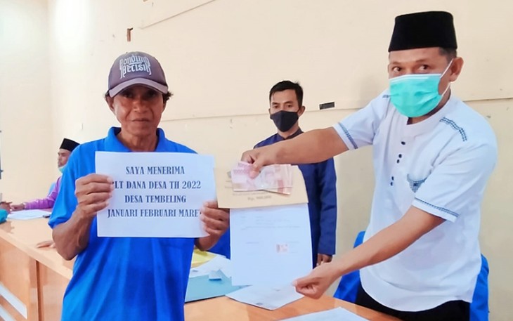 Penyaluran BLT DD oleh Kepala Desa Tembeling Samsul