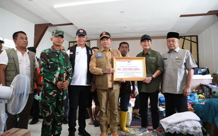 Kepala BNPB Letjen TNI Suharyanto S.Sos., M.M saat secara simbolis memberikan bantuan kepada korban banjir Aceh Tamiang.