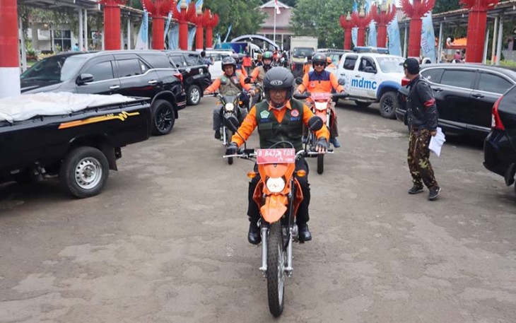 Tim BNPB mempersiapkan logistik berupa selimut yang akan didistribusikan kepada warga terdampak gempa di Kabupaten Cianjur, Jawa Barat pada Sabtu (26/11).